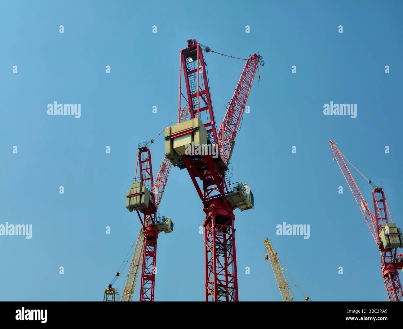 La Mecque, Arabie Saoudite, 19 juin 2024 : tours de grue sur le site de la grande mosquée de la Mecque pour les agrandissements de la mosquée et des fins de construction, à serv Banque D'Images