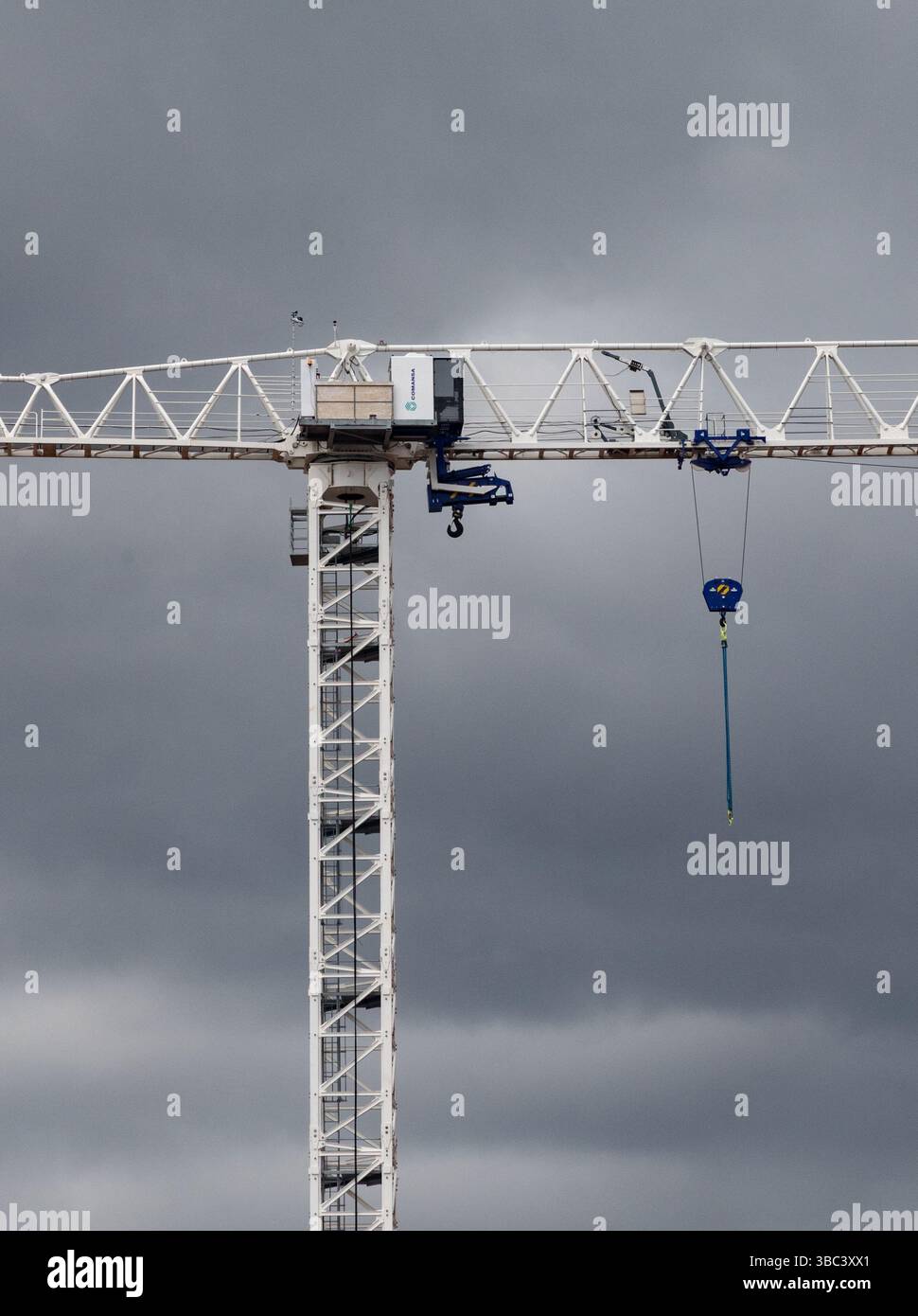 Grue de construction avant la tempête Banque D'Images