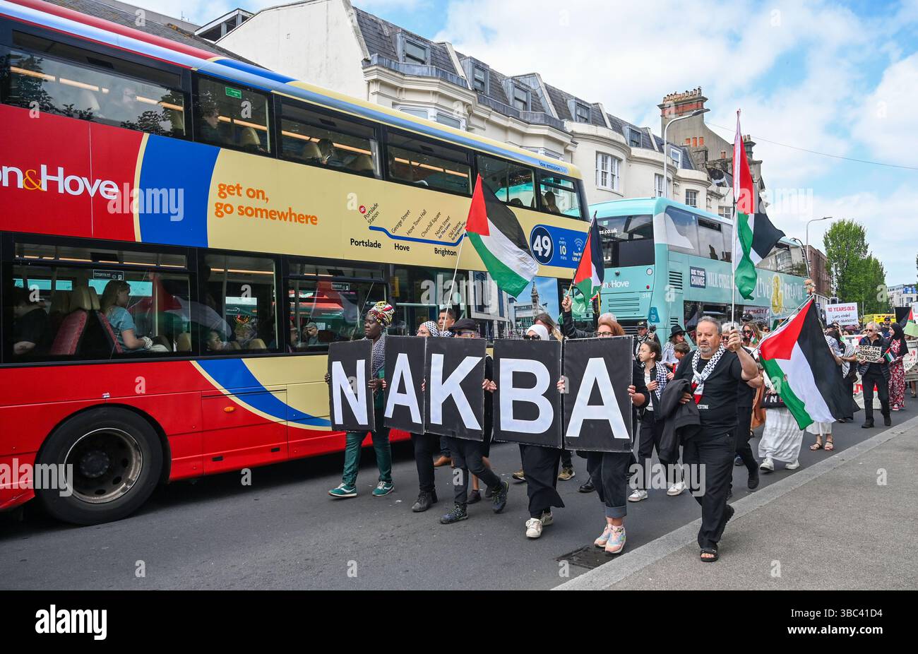 Brighton Royaume-Uni 18 mai 2025 - Une grande marche de protestation NAKBA pro palestinienne à Gaza traverse Brighton aujourd'hui, provoquant des embouteillages. Plus d'un millier de marcheurs sont descendus dans les rues, certains portant des rubans blancs portant les noms d'enfants tués dans le récent conflit : Credit Simon Dack / Alamy Live News Banque D'Images