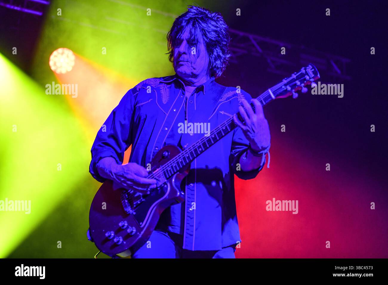 Buenos Aires (17 mai 2025). Groupe de grunge américain Stone Temple Pilots (Dean DeLeo, guitare) jouant en concert à Estadio Obras, Buenos Aires (Argentine). Crédit : Mariano Garcia/Alamy Live News Banque D'Images