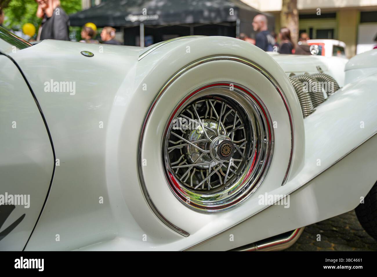 Allemagne Berlin 11 mai 2025. Roue latérale d'une Excalibur blanche. La roue de secours frappante avec jantes à rayons chromées est encastrée dans le garde-boue incurvé Banque D'Images