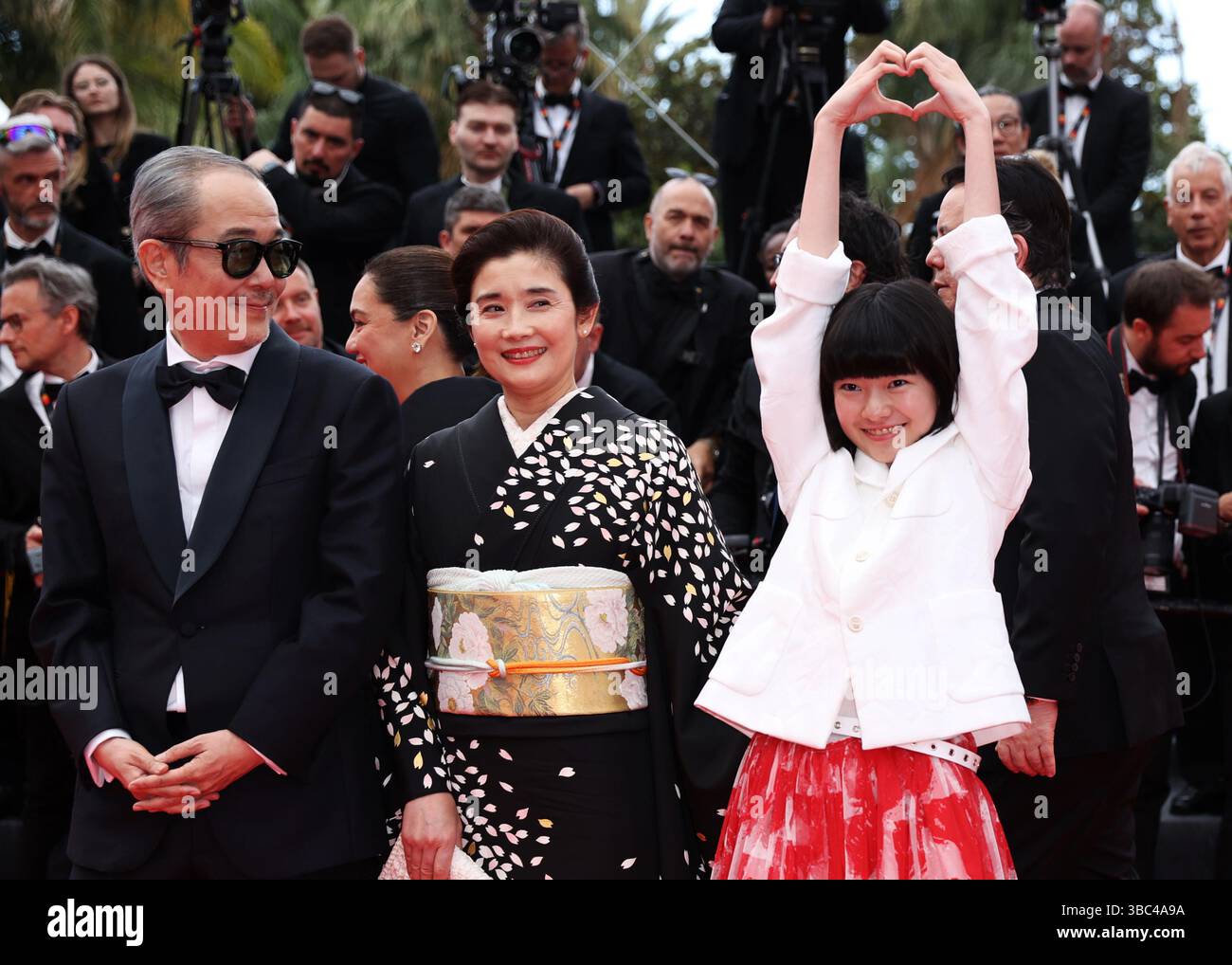 Cannes, France. 17 mai 2025. Les acteurs du film Renoir sont photographiés après la première du film lors de la 78e édition du Festival de Cannes à Cannes, dans le sud de la France, le 17 mai 2025. Crédit : Gao Jing/Xinhua/Alamy Live News Banque D'Images