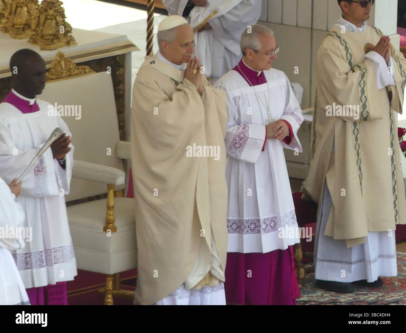 Cité du Vatican, Vatican. 18 mai 2025, Vatican, Italie : (int) le pape léon xiv préside la messe inaugurale. 18 mai 2025, St. Place Pierre, vatican, Cité du vatican, rome, italie : saluant plus de 300 000 fidèles réunis à St. Place de Pierre de son popemobile, le pape léon xiv a présidé sa messe inaugurale historique, Credit : ZUMA Press, Inc/Alamy Live News Banque D'Images