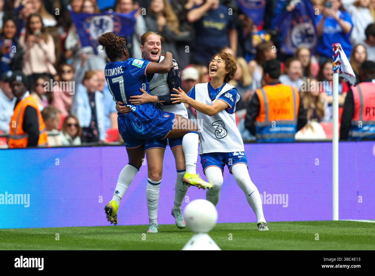 Londres, Royaume-Uni. 18 mai 2025. Londres, Angleterre, le 18 mai 2025 : Sandy Baltimore (17 Chelsea) fête avec Sjoeke Nusken (6 Chelsea) et Maika Hamano (23 Chelsea) lors de la finale de la Coupe Adobe Womens FA Cup entre Chelsea et Manchester United au stade de Wembley à Londres, Angleterre (Alexander Canillas/SPP) crédit : SPP Sport Press photo. /Alamy Live News Banque D'Images