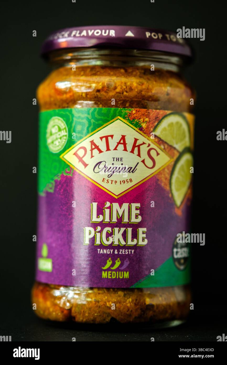 Londres Royaume-Uni, 18 mai 2025, Un pot d'ingrédient original Pataks Hot and Spicy Lime Pickle Cooking Banque D'Images
