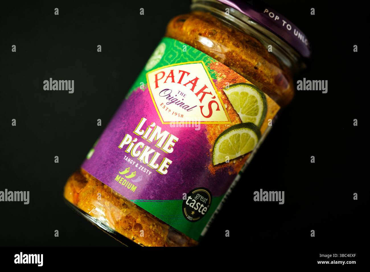 Londres Royaume-Uni, 18 mai 2025, Un pot d'ingrédient original Pataks Hot and Spicy Lime Pickle Cooking Banque D'Images