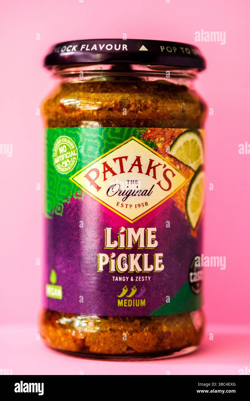 Londres Royaume-Uni, 18 mai 2025, Un pot d'ingrédient original Pataks Hot and Spicy Lime Pickle Cooking Banque D'Images