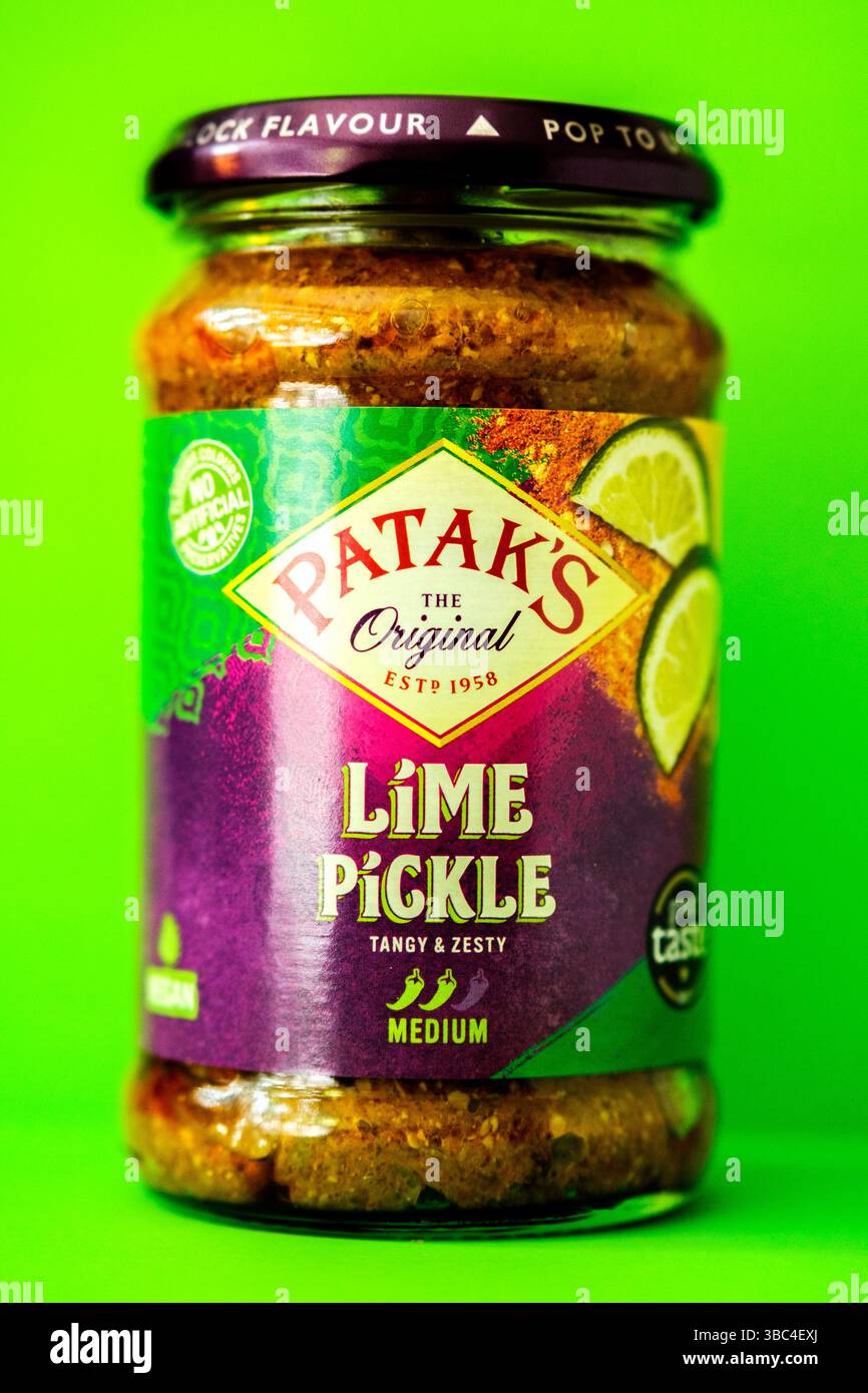 Londres Royaume-Uni, 18 mai 2025, Un pot d'ingrédient original Pataks Hot and Spicy Lime Pickle Cooking Banque D'Images