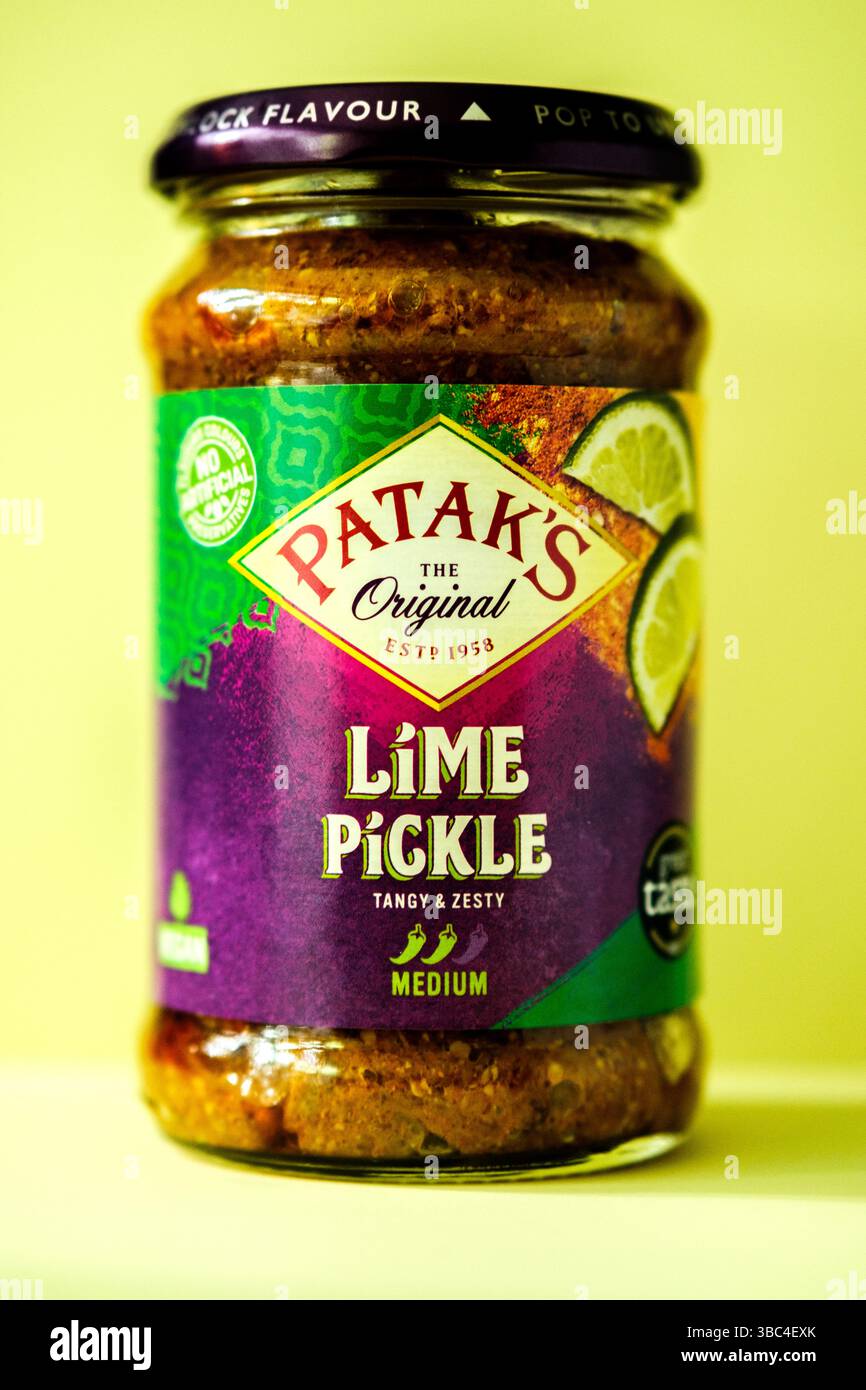 Londres Royaume-Uni, 18 mai 2025, Un pot d'ingrédient original Pataks Hot and Spicy Lime Pickle Cooking Banque D'Images