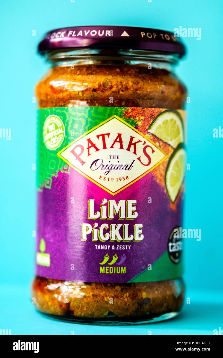 Londres Royaume-Uni, 18 mai 2025, Un pot d'ingrédient original Pataks Hot and Spicy Lime Pickle Cooking Banque D'Images