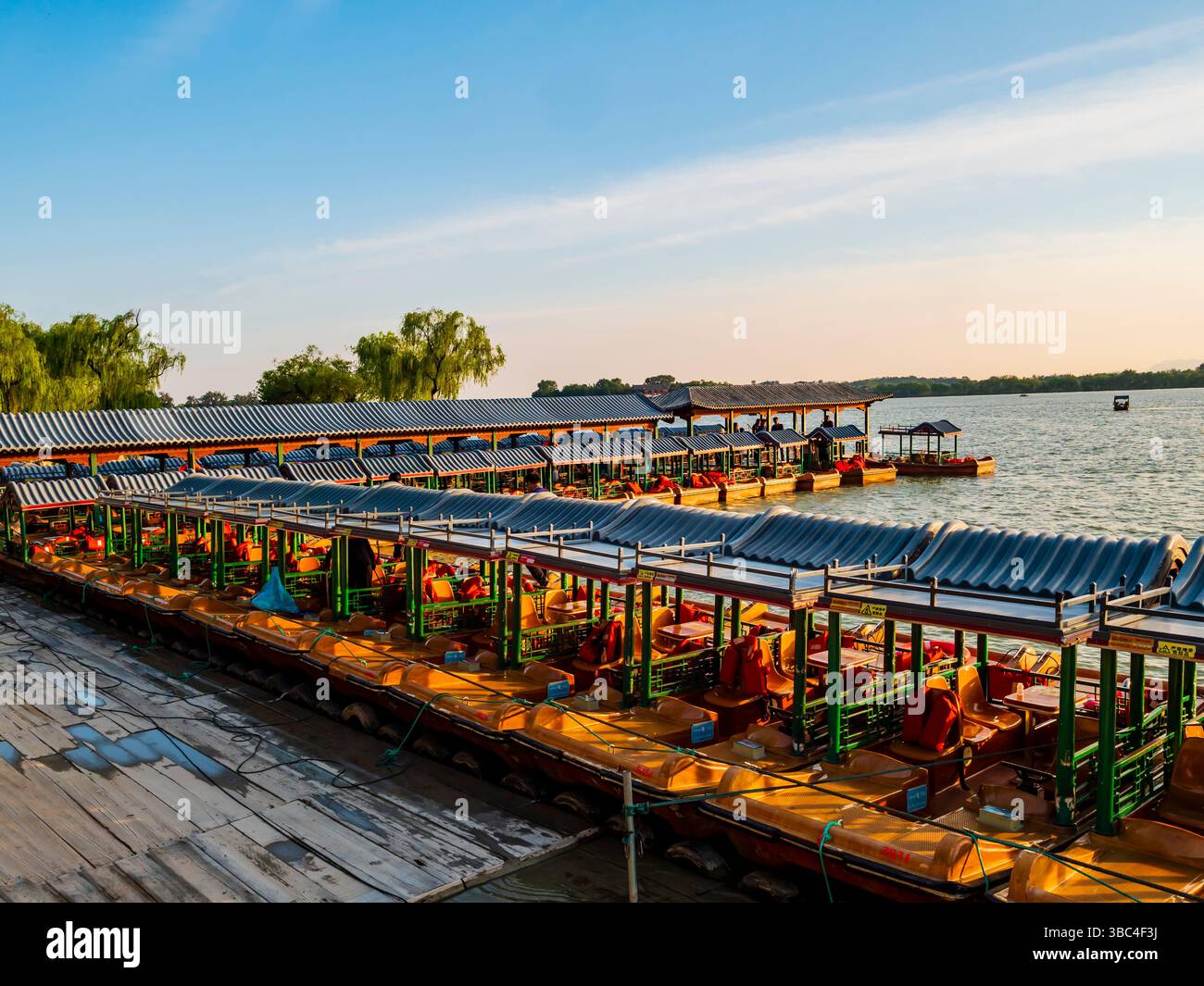 Des bateaux de touristes colorés ont accosté sur les rives du lac Kunming pour profiter d'un voyage autour du Palais d'été, Pékin, Chine Banque D'Images