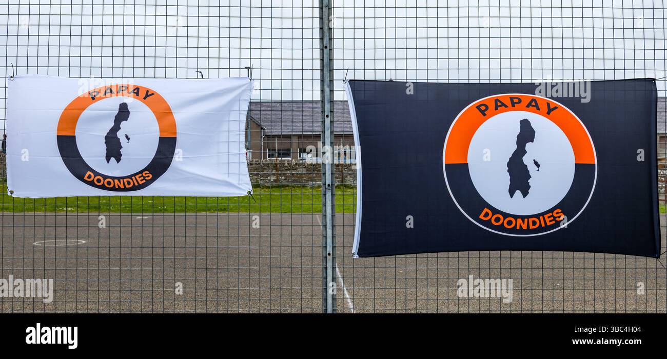 Pierowall, Westray, Orcades, Écosse, Royaume-Uni. Papa Westray v Sanday 2nd leg football matc in Orkney amateur Football Association League ou Orcadian Cup : la famille Houston trigénérationnelle) dans l'équipe de Papa Westray (alias les Doondies en maillots orange) allant dans l'âge de 63 à 19 ans, avec une population de 90 et aucun terrain de football à pratiquer sur perdre 7-1 ayant perdu 6-0 dans la 1ère manche. Ils étaient ravis de marquer un but avec un penalty dans les dernières minutes du match. De nombreux habitants de Papa Westray sont venus de l'île pour les soutenir. Crédit : Sally Anderson/Alamy Live News Banque D'Images