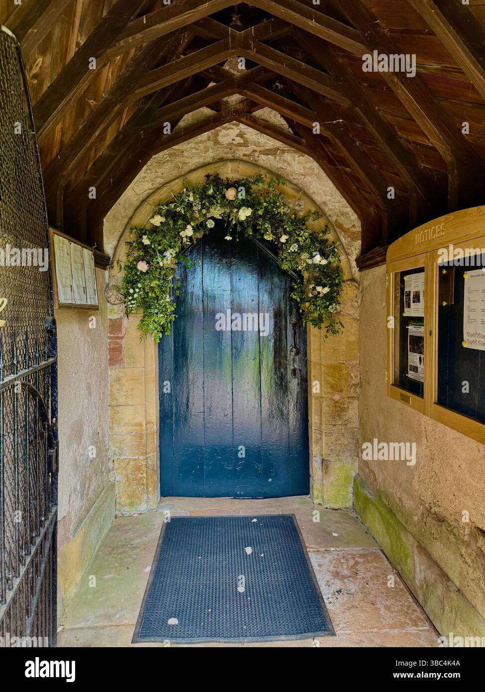 Le vestibule d'une église de village en Angleterre, Royaume-Uni Banque D'Images