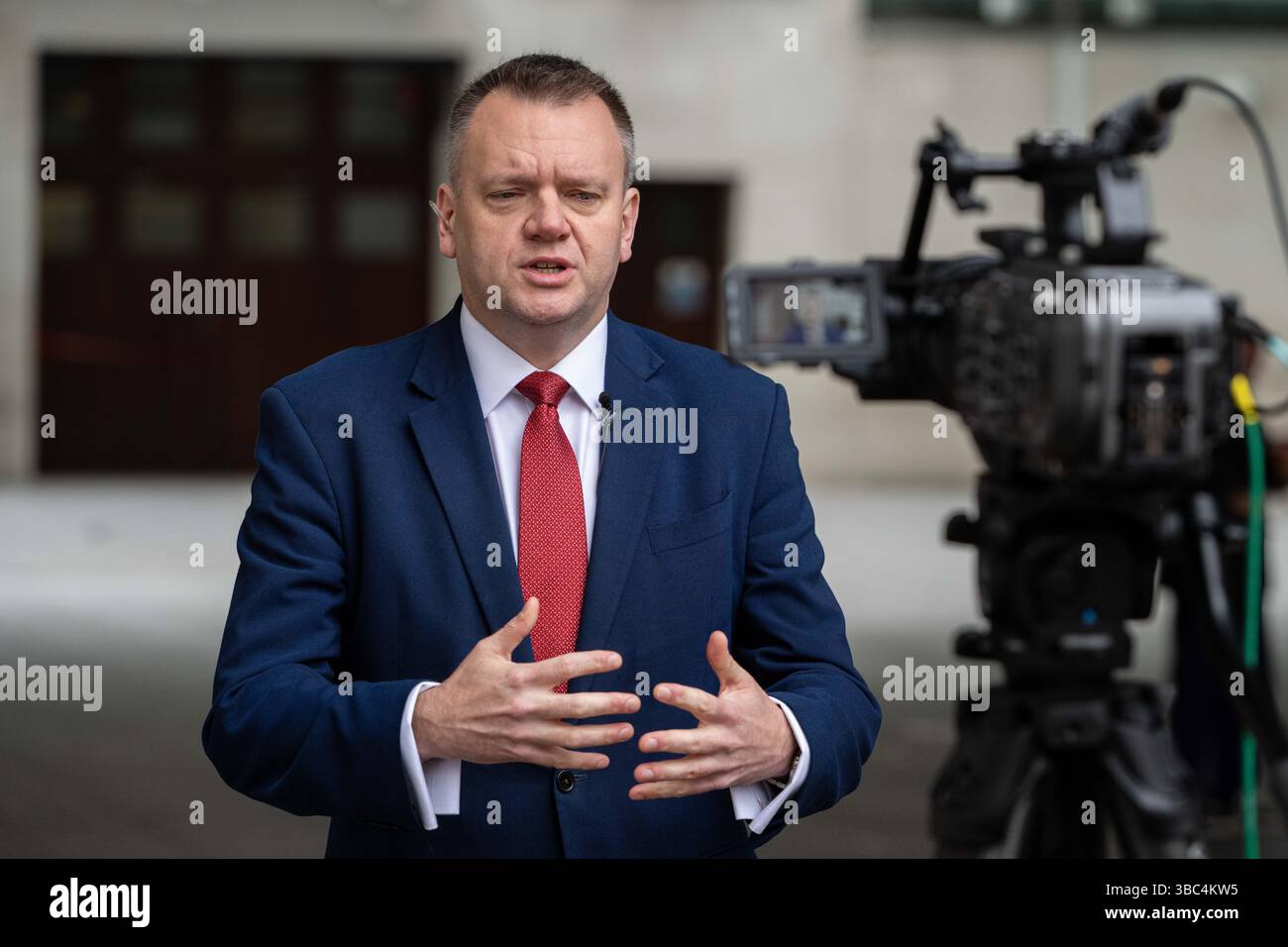 Londres, Royaume-Uni. 18 mai 2025. Le ministre des relations avec l'Union européenne Nick Thomas - Symonds s'adresse aux médias devant BBC Studios après son apparition dimanche avec Laura Kuenssberg. Crédit : Thomas Krych/Alamy Live News Banque D'Images