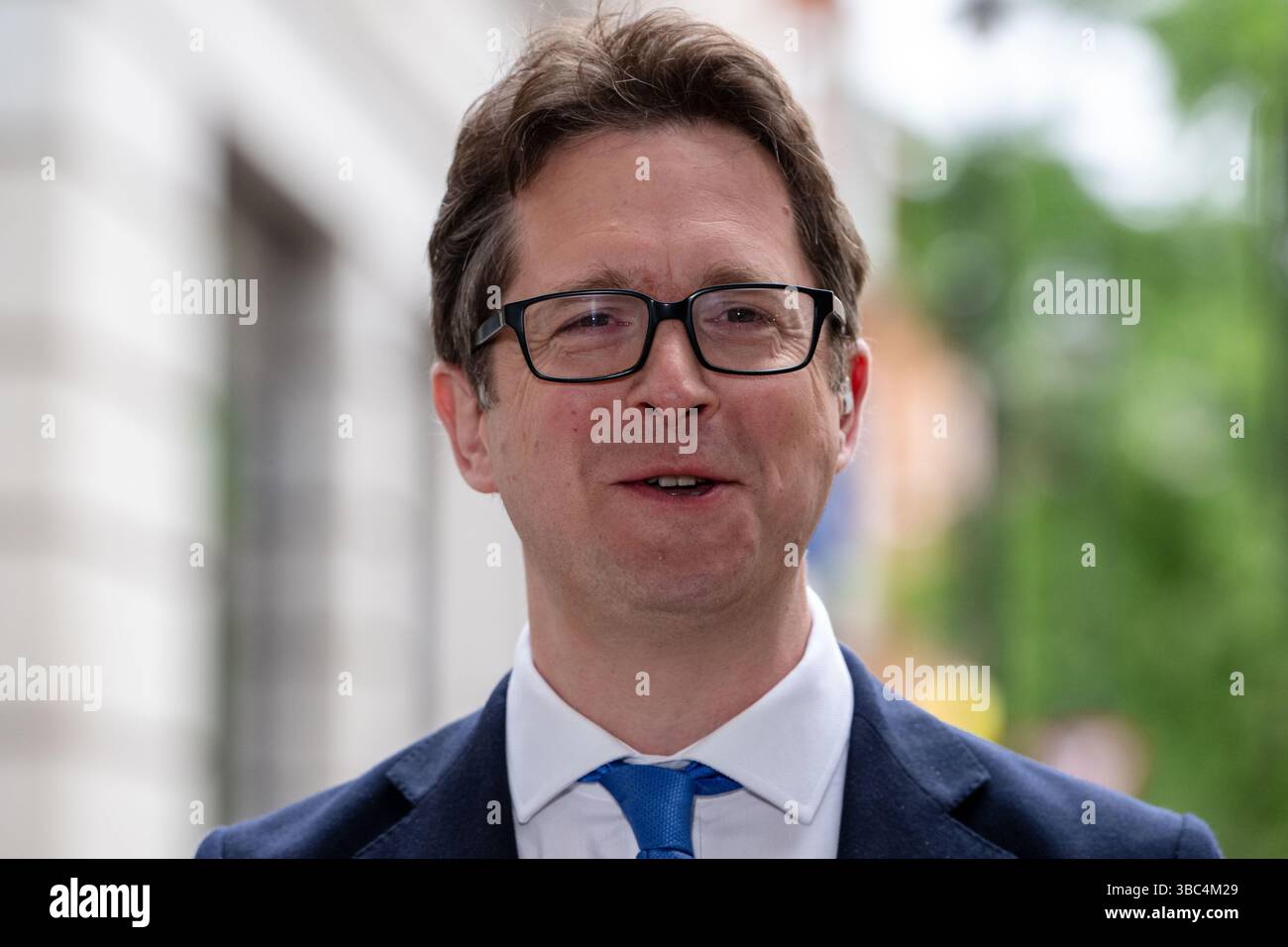 Londres, Royaume-Uni. 18 mai 2025. Le chancelier de l'ombre du duché de Lancaster Alex Burghart s'adresse aux médias devant BBC Studios après son apparition le dimanche avec Laura Kuenssberg show. Crédit : Thomas Krych/Alamy Live News Banque D'Images