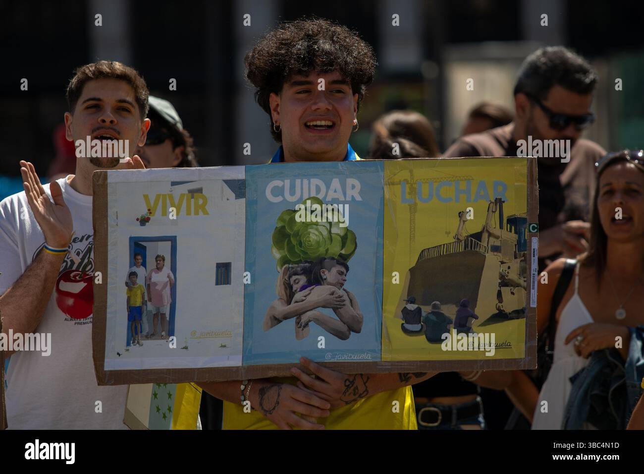 Madrid, Espagne. 18 mai 2025. Manifestation à la Puerta del sol de Madrid ce dimanche sous le slogan "les îles Canaries ont une limite" contre le tourisme de masse sur les îles et ses effets et l'impact socio-économique du modèle de masse de son moteur économique : le tourisme. Crédit : D. Canales Carvajal/Alamy Live News Banque D'Images