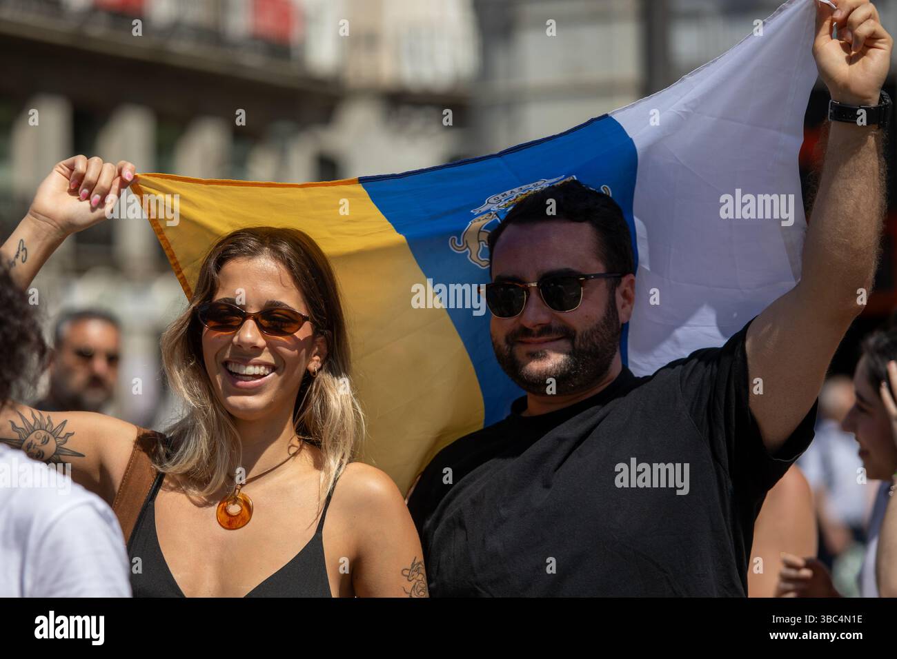 Madrid, Espagne. 18 mai 2025. Manifestation à la Puerta del sol de Madrid ce dimanche sous le slogan "les îles Canaries ont une limite" contre le tourisme de masse sur les îles et ses effets et l'impact socio-économique du modèle de masse de son moteur économique : le tourisme. Crédit : D. Canales Carvajal/Alamy Live News Banque D'Images
