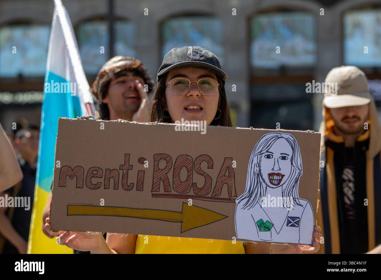 Madrid, Espagne. 18 mai 2025. Manifestation à la Puerta del sol de Madrid ce dimanche sous le slogan "les îles Canaries ont une limite" contre le tourisme de masse sur les îles et ses effets et l'impact socio-économique du modèle de masse de son moteur économique : le tourisme. Crédit : D. Canales Carvajal/Alamy Live News Banque D'Images