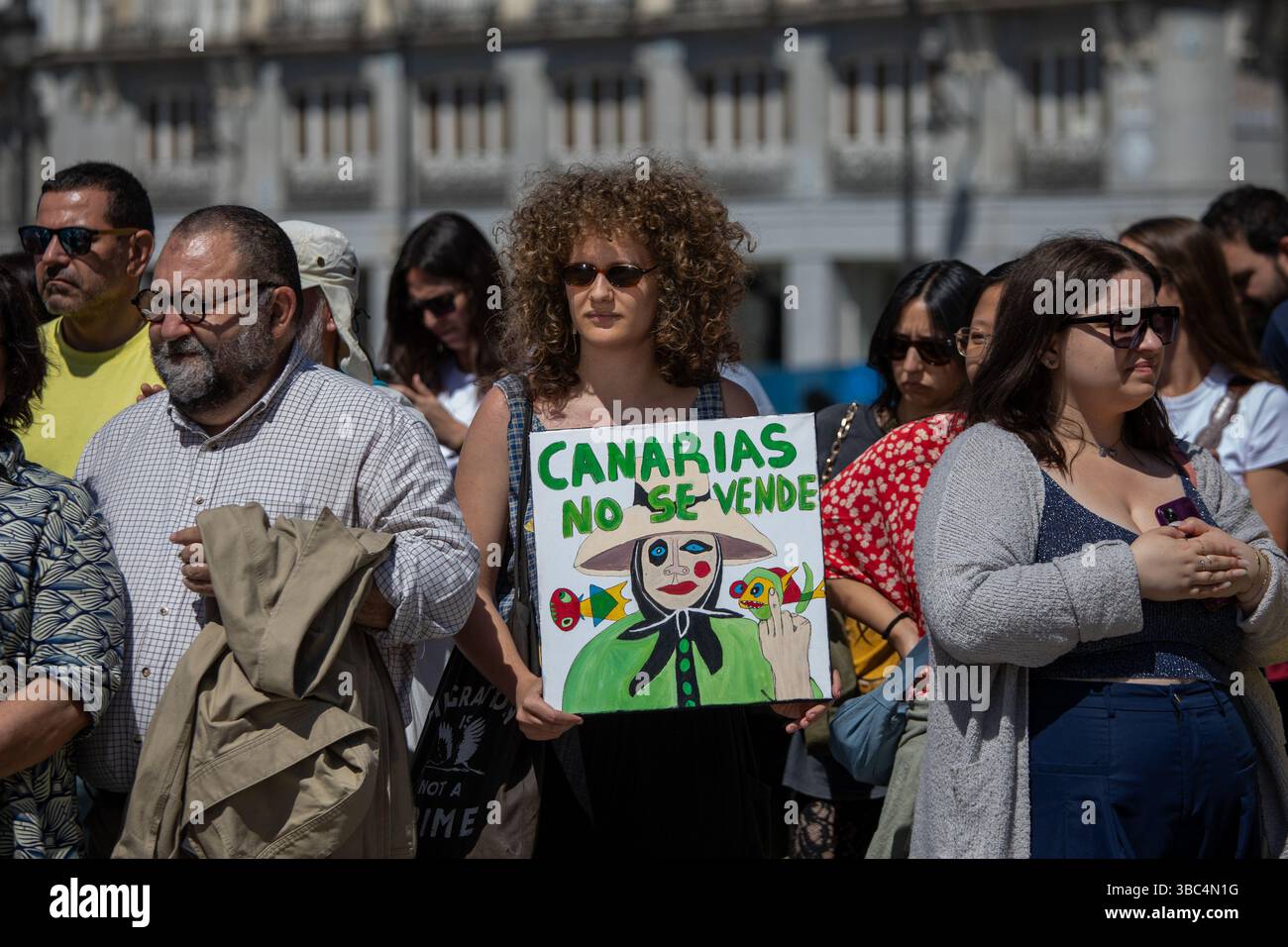 Madrid, Espagne. 18 mai 2025. Manifestation à la Puerta del sol de Madrid ce dimanche sous le slogan "les îles Canaries ont une limite" contre le tourisme de masse sur les îles et ses effets et l'impact socio-économique du modèle de masse de son moteur économique : le tourisme. Crédit : D. Canales Carvajal/Alamy Live News Banque D'Images