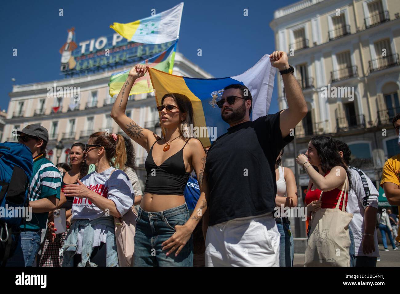 Madrid, Espagne. 18 mai 2025. Manifestation à la Puerta del sol de Madrid ce dimanche sous le slogan "les îles Canaries ont une limite" contre le tourisme de masse sur les îles et ses effets et l'impact socio-économique du modèle de masse de son moteur économique : le tourisme. Crédit : D. Canales Carvajal/Alamy Live News Banque D'Images