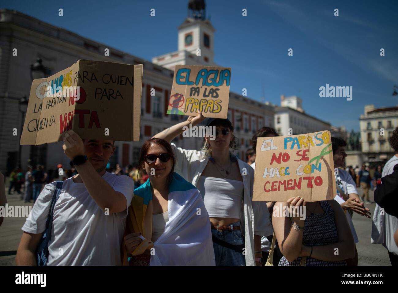 Madrid, Espagne. 18 mai 2025. Manifestation à la Puerta del sol de Madrid ce dimanche sous le slogan "les îles Canaries ont une limite" contre le tourisme de masse sur les îles et ses effets et l'impact socio-économique du modèle de masse de son moteur économique : le tourisme. Crédit : D. Canales Carvajal/Alamy Live News Banque D'Images