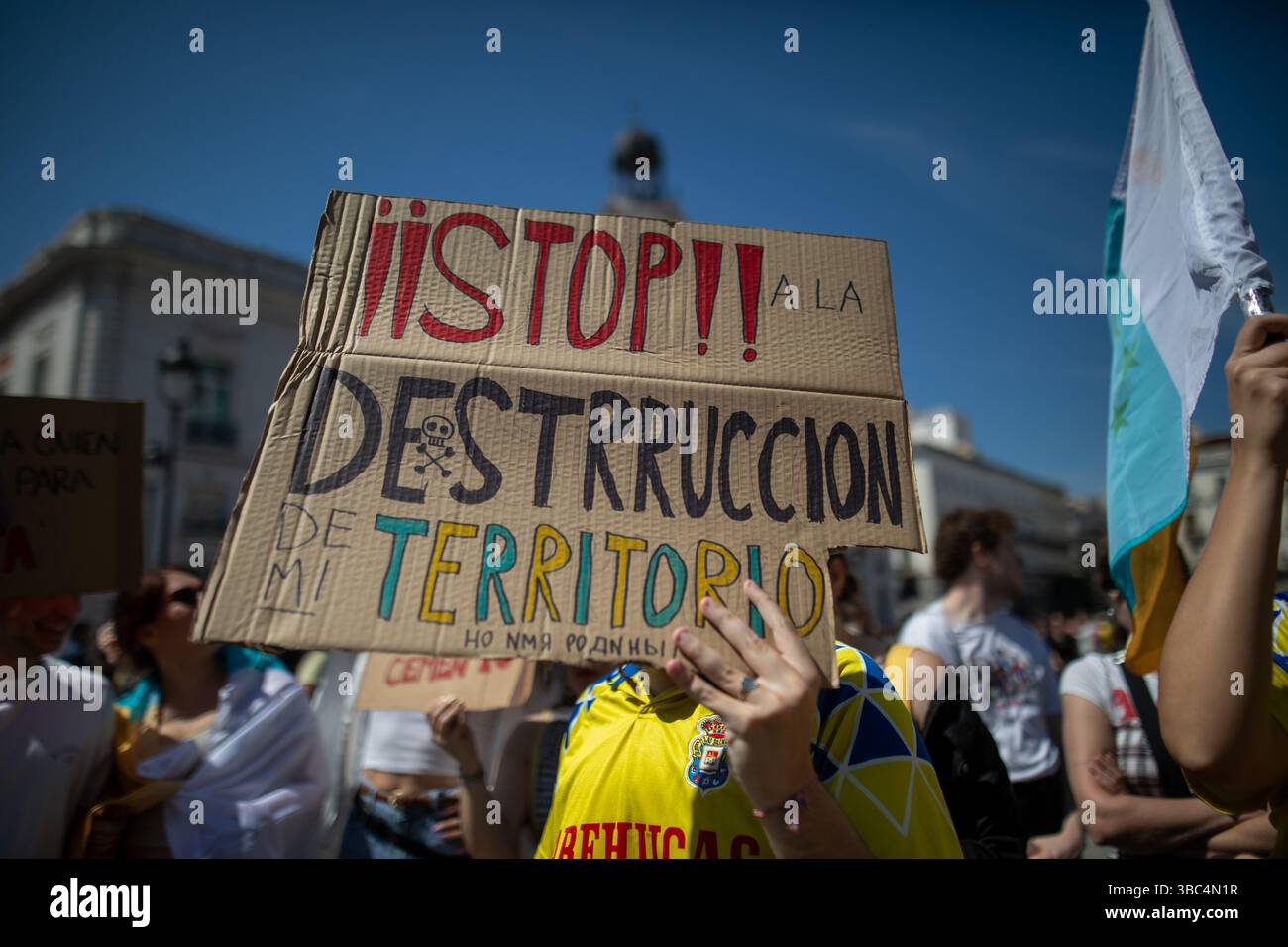 Madrid, Espagne. 18 mai 2025. Manifestation à la Puerta del sol de Madrid ce dimanche sous le slogan "les îles Canaries ont une limite" contre le tourisme de masse sur les îles et ses effets et l'impact socio-économique du modèle de masse de son moteur économique : le tourisme. Crédit : D. Canales Carvajal/Alamy Live News Banque D'Images