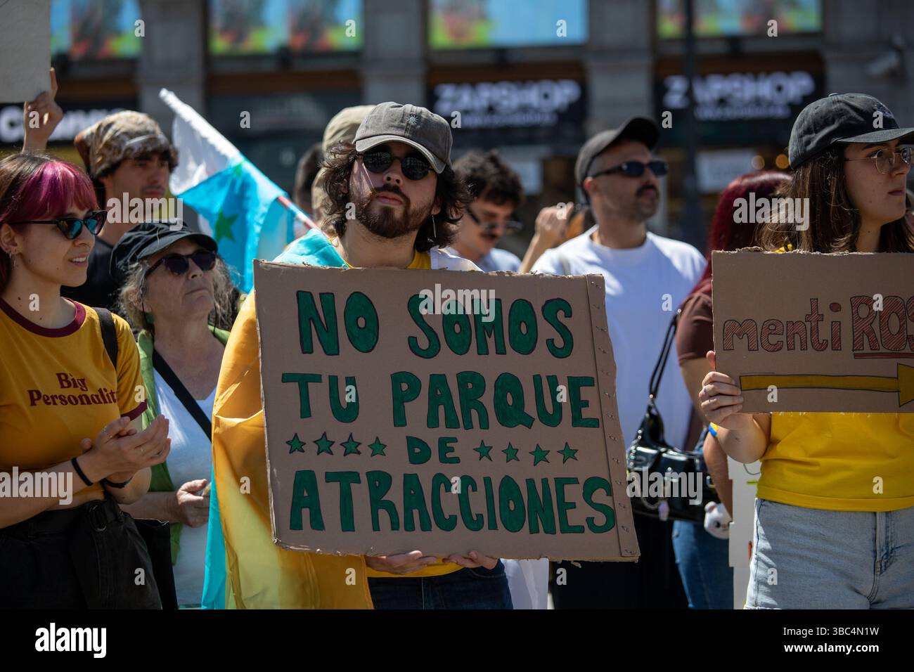 Madrid, Espagne. 18 mai 2025. Manifestation à la Puerta del sol de Madrid ce dimanche sous le slogan "les îles Canaries ont une limite" contre le tourisme de masse sur les îles et ses effets et l'impact socio-économique du modèle de masse de son moteur économique : le tourisme. Crédit : D. Canales Carvajal/Alamy Live News Banque D'Images