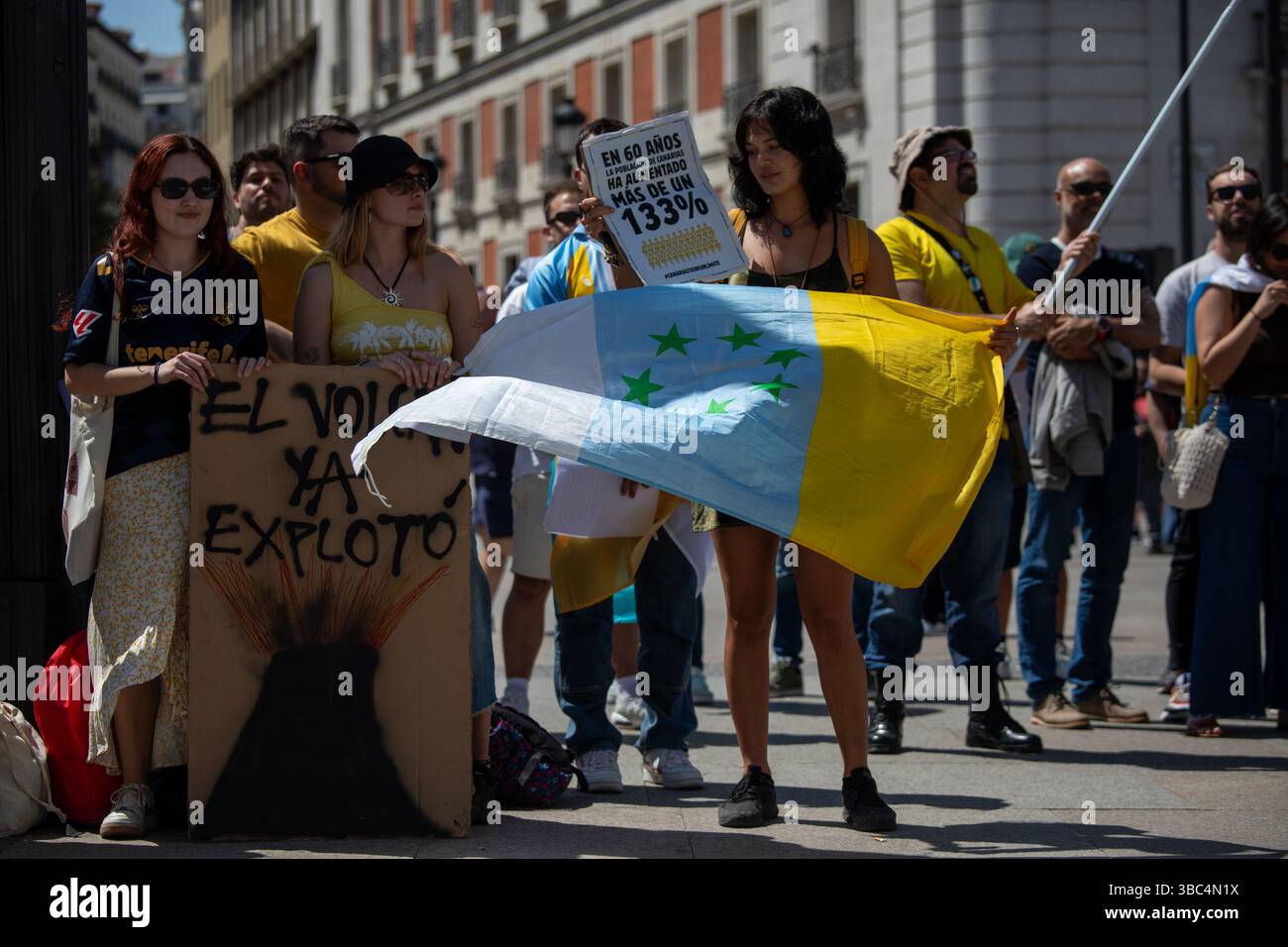 Madrid, Espagne. 18 mai 2025. Manifestation à la Puerta del sol de Madrid ce dimanche sous le slogan "les îles Canaries ont une limite" contre le tourisme de masse sur les îles et ses effets et l'impact socio-économique du modèle de masse de son moteur économique : le tourisme. Crédit : D. Canales Carvajal/Alamy Live News Banque D'Images