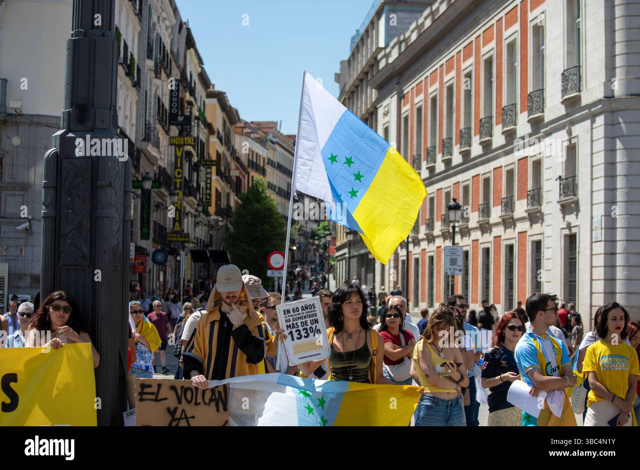 Madrid, Espagne. 18 mai 2025. Manifestation à la Puerta del sol de Madrid ce dimanche sous le slogan "les îles Canaries ont une limite" contre le tourisme de masse sur les îles et ses effets et l'impact socio-économique du modèle de masse de son moteur économique : le tourisme. Crédit : D. Canales Carvajal/Alamy Live News Banque D'Images