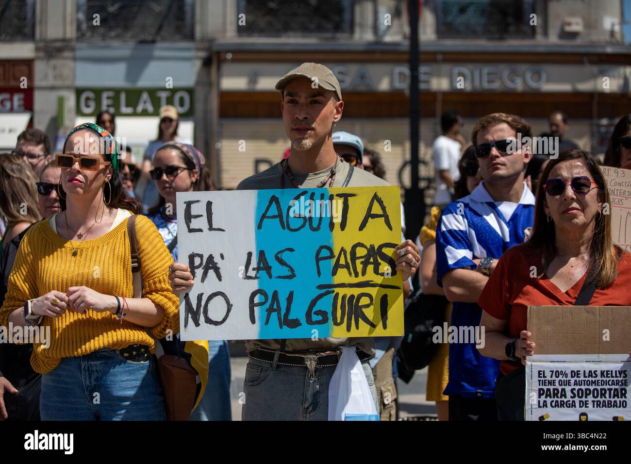 Madrid, Espagne. 18 mai 2025. Manifestation à la Puerta del sol de Madrid ce dimanche sous le slogan "les îles Canaries ont une limite" contre le tourisme de masse sur les îles et ses effets et l'impact socio-économique du modèle de masse de son moteur économique : le tourisme. Crédit : D. Canales Carvajal/Alamy Live News Banque D'Images