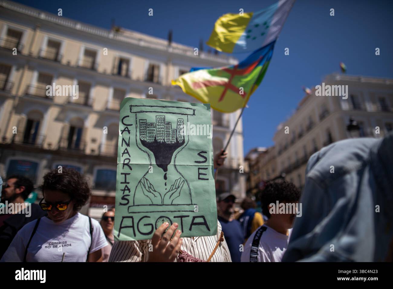 Madrid, Espagne. 18 mai 2025. Manifestation à la Puerta del sol de Madrid ce dimanche sous le slogan "les îles Canaries ont une limite" contre le tourisme de masse sur les îles et ses effets et l'impact socio-économique du modèle de masse de son moteur économique : le tourisme. Crédit : D. Canales Carvajal/Alamy Live News Banque D'Images