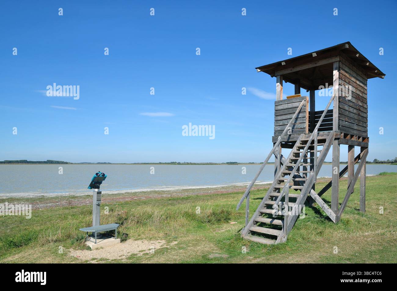 Tour d'observation pour l'observation des oiseaux au lac salé de Lange Lacke, parc national de Neusiedler See-Seewinkel, lac Neusiedl, Burgenland, Autriche Banque D'Images
