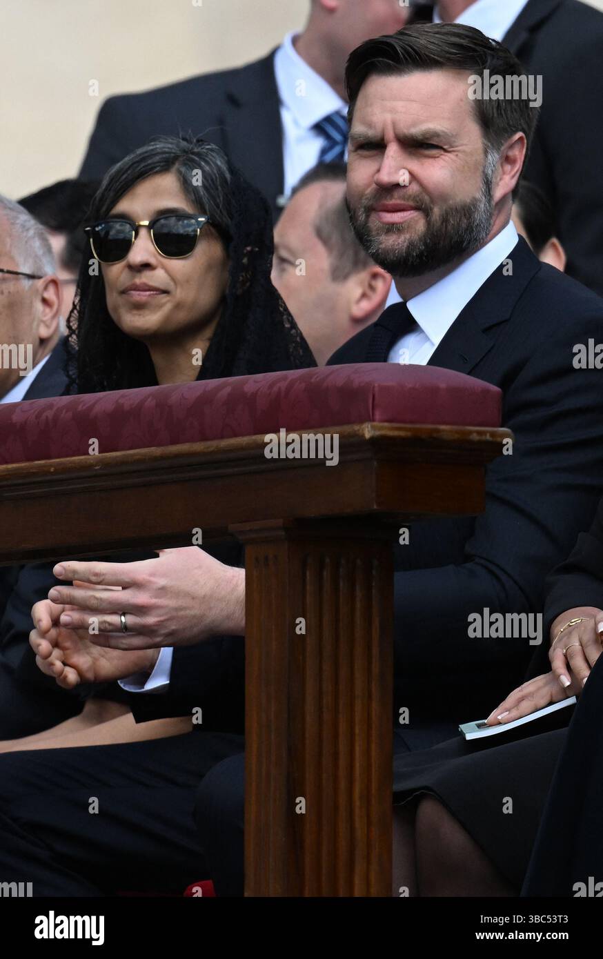 Le vice-président AMÉRICAIN James David Vance et son épouse Usha assistent à la messe pour le début du pontificat du pape Léon XIV célébrée à la place Pierre au Vatican le 18 mai 2025. Photo par Eric Vandeville/ABACAPRESS.COM crédit : Abaca Press/Alamy Live News Banque D'Images