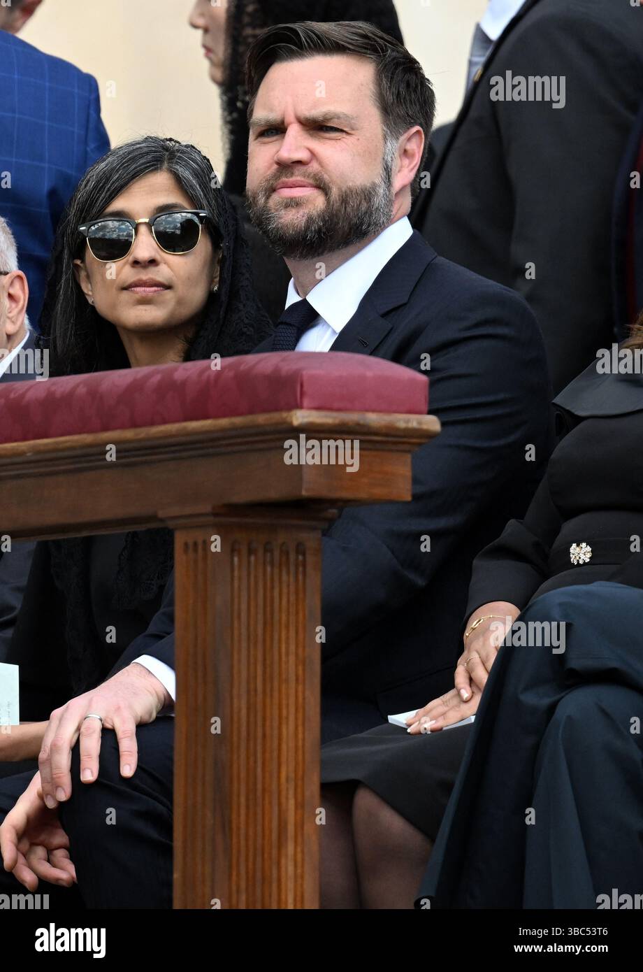 Le vice-président AMÉRICAIN James David Vance et son épouse Usha assistent à la messe pour le début du pontificat du pape Léon XIV célébrée à la place Pierre au Vatican le 18 mai 2025. Photo par Eric Vandeville/ABACAPRESS.COM crédit : Abaca Press/Alamy Live News Banque D'Images