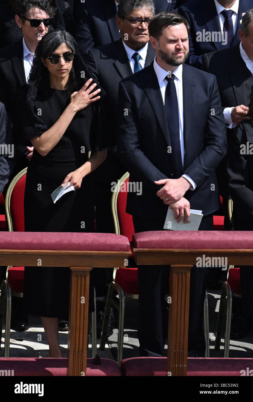 Le vice-président AMÉRICAIN James David Vance et son épouse Usha assistent à la messe pour le début du pontificat du pape Léon XIV célébrée à la place Pierre au Vatican le 18 mai 2025. Photo par Eric Vandeville/ABACAPRESS.COM crédit : Abaca Press/Alamy Live News Banque D'Images