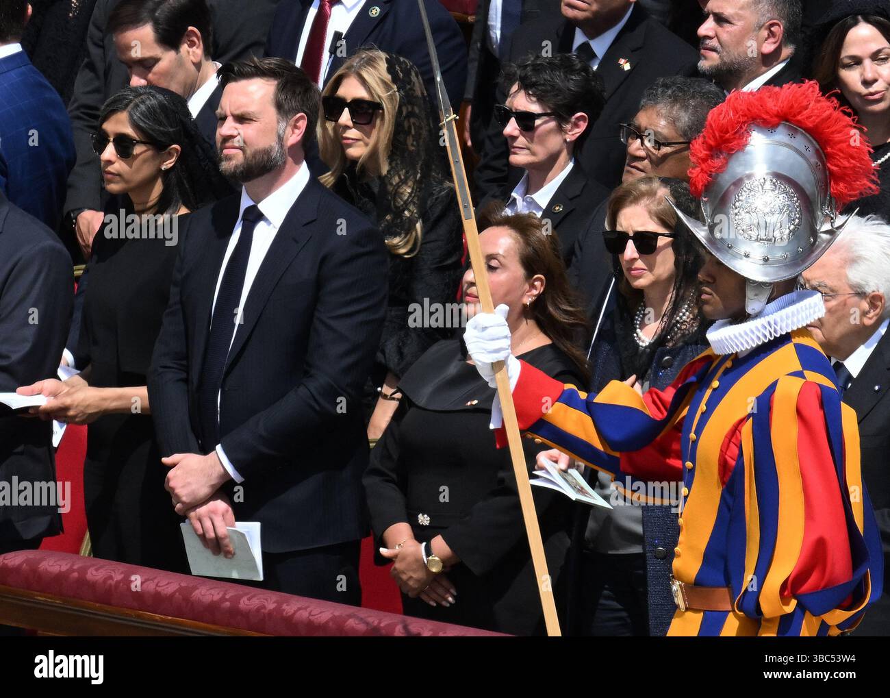 Le vice-président AMÉRICAIN James David Vance (à gauche) et son épouse Usha assistent à la messe pour le début du pontificat du pape Léon XIV célébrée à la place Pierre au Vatican le 18 mai 2025. Photo par Eric Vandeville/ABACAPRESS.COM crédit : Abaca Press/Alamy Live News Banque D'Images