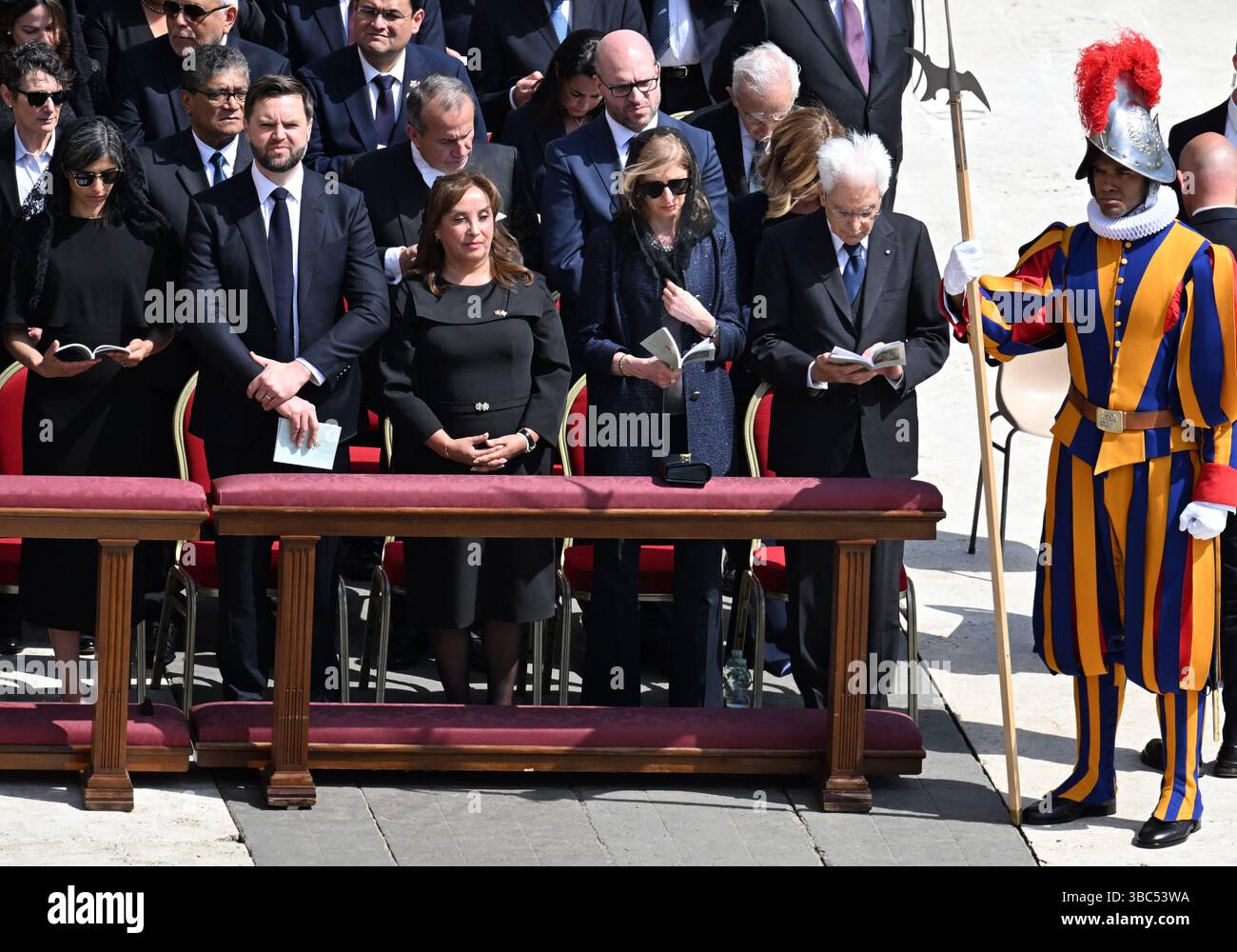Le vice-président AMÉRICAIN James David Vance (à gauche) et son épouse Usha assistent à la messe pour le début du pontificat du pape Léon XIV célébrée à la place Pierre au Vatican le 18 mai 2025. Photo par Eric Vandeville/ABACAPRESS.COM crédit : Abaca Press/Alamy Live News Banque D'Images