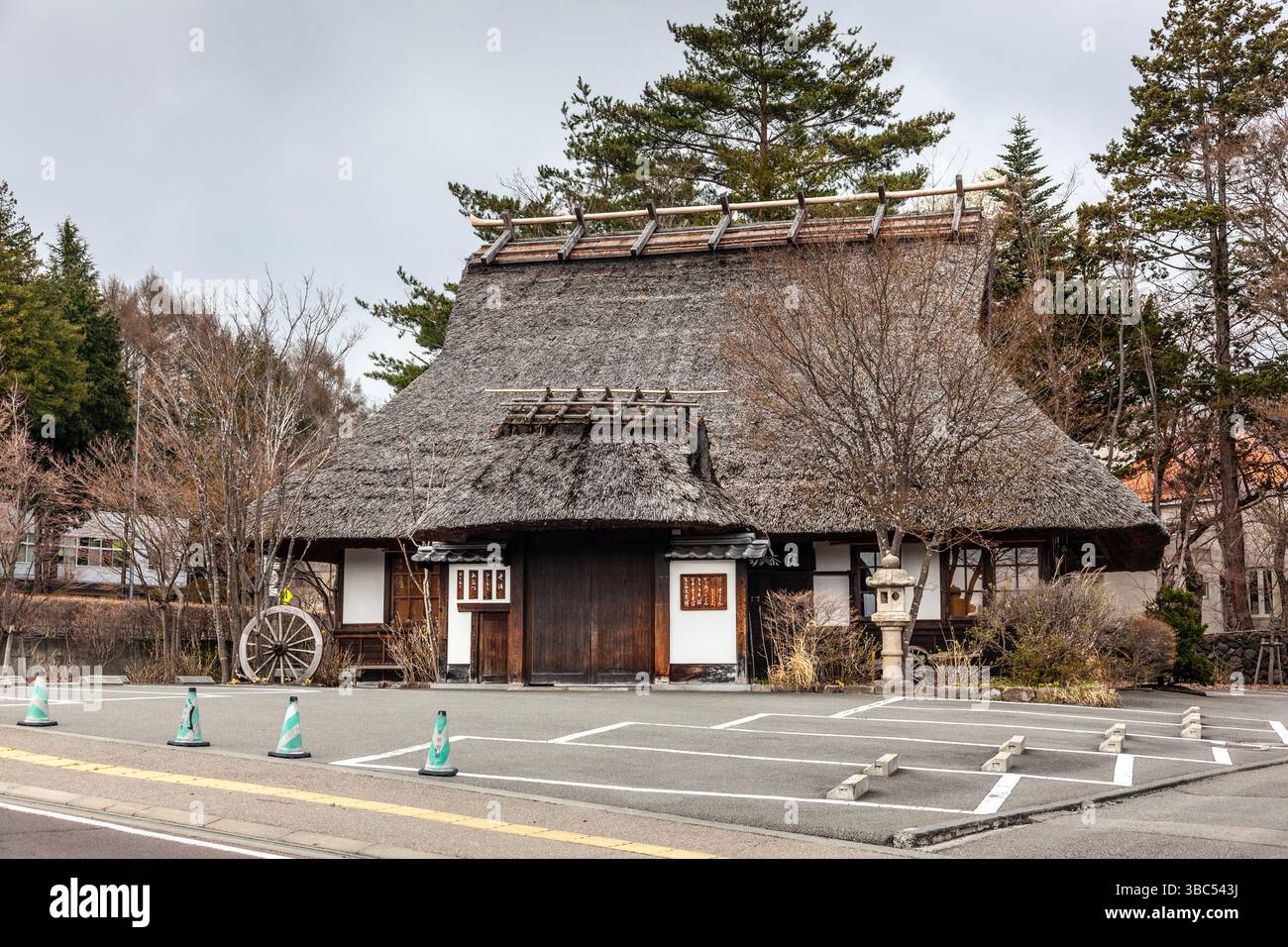 Restaurant Udon Fudou Chaya dans une maison de thé japonaise de tradition historique avec toit de chaume, Kawaguchiko, Yamanashi, Japon Banque D'Images