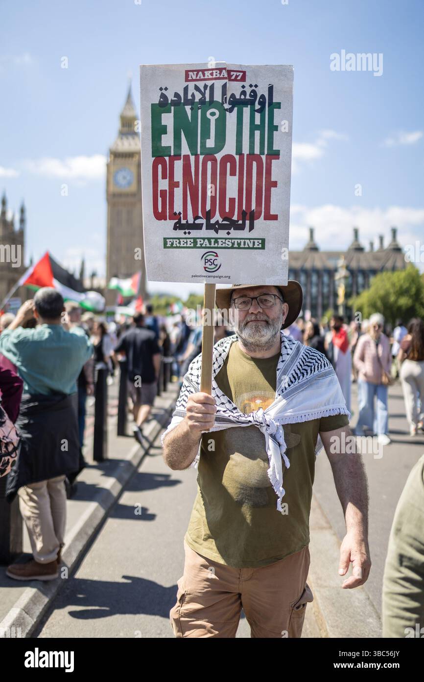 Londres, Royaume-Uni – 17 mai 2025 : des foules massives se joignent à une marche de solidarité pro-palestinienne dans le centre de Londres. Banque D'Images