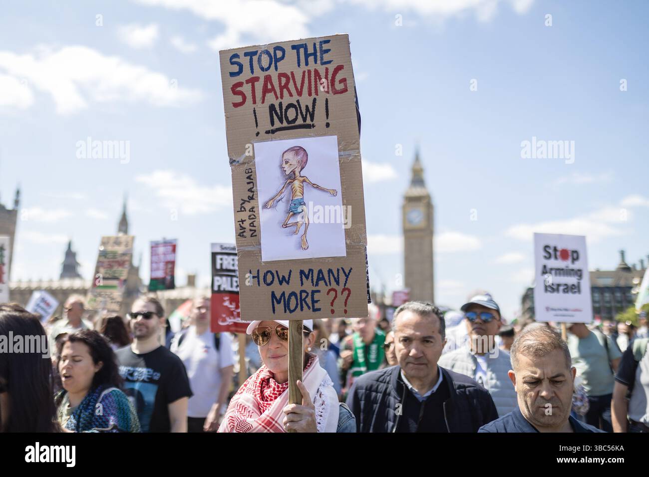 Londres, Royaume-Uni – 17 mai 2025 : des foules massives se joignent à une marche de solidarité pro-palestinienne dans le centre de Londres. Banque D'Images