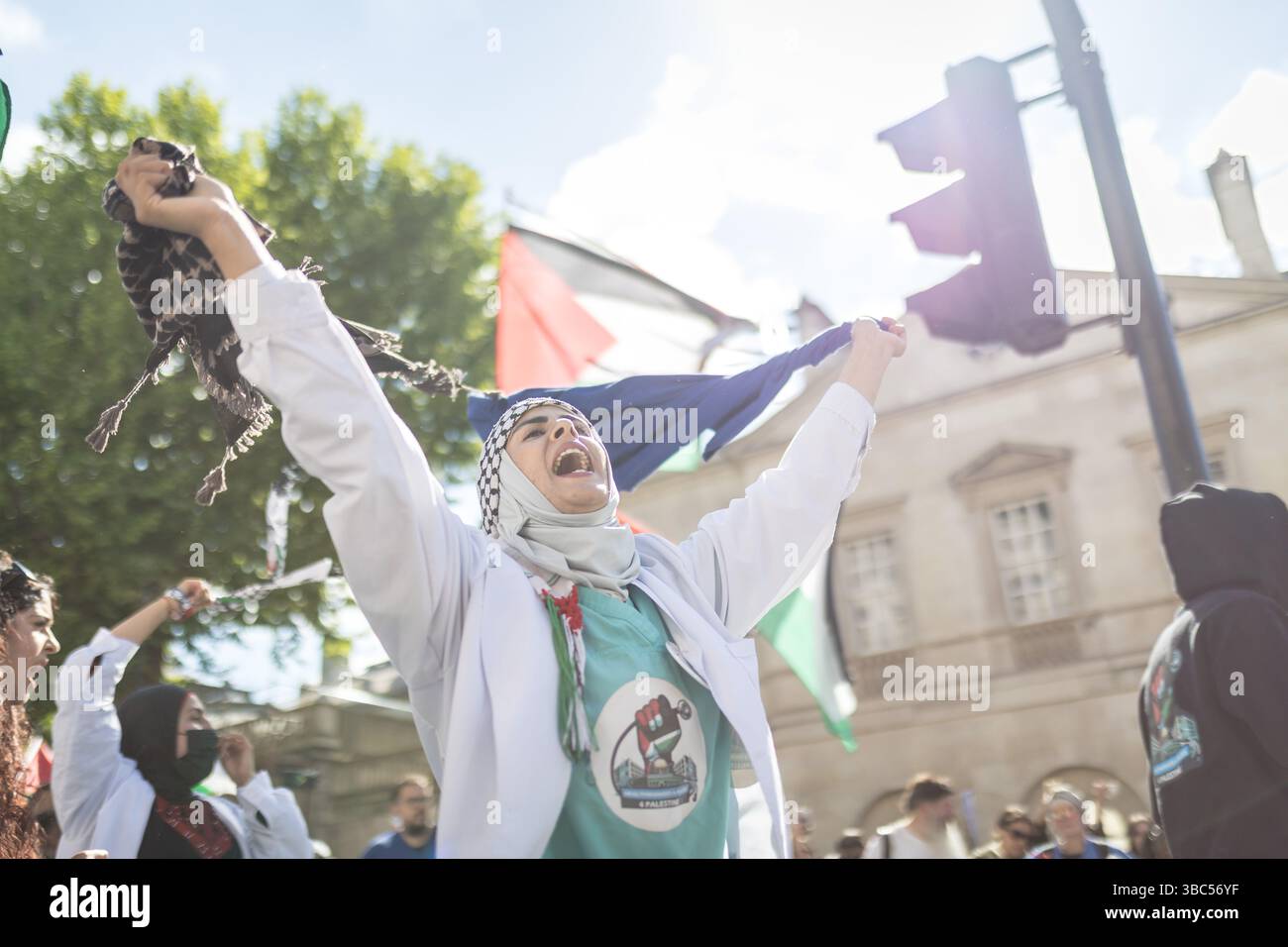 Londres, Royaume-Uni – 17 mai 2025 : des foules massives se joignent à une marche de solidarité pro-palestinienne dans le centre de Londres. Banque D'Images
