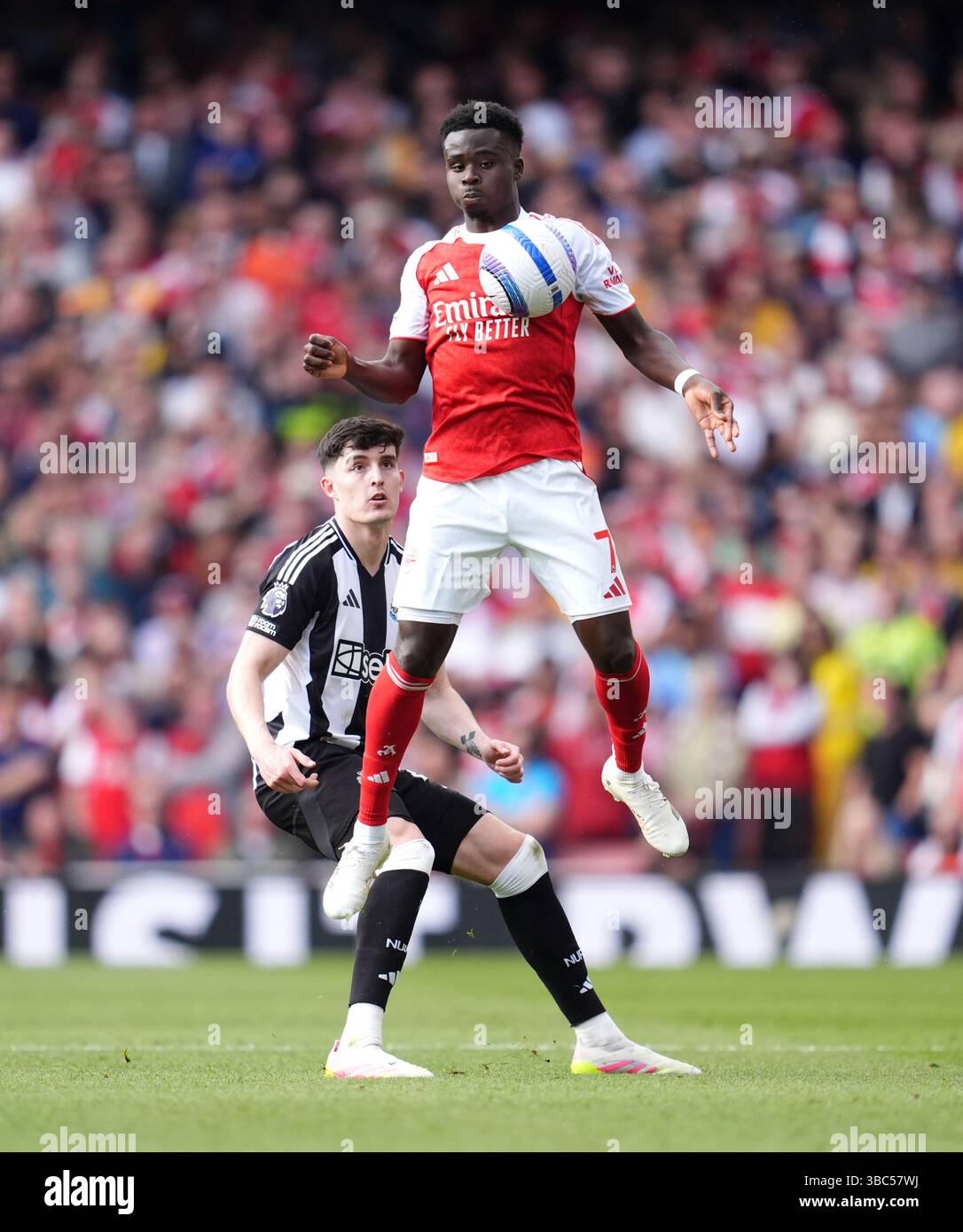 Tino Livramento de Newcastle United et Bukayo Saka d'Arsenal s'affrontent pour le ballon lors du premier League match à l'Emirates Stadium de Londres. Date de la photo : dimanche 18 mai 2025. Banque D'Images