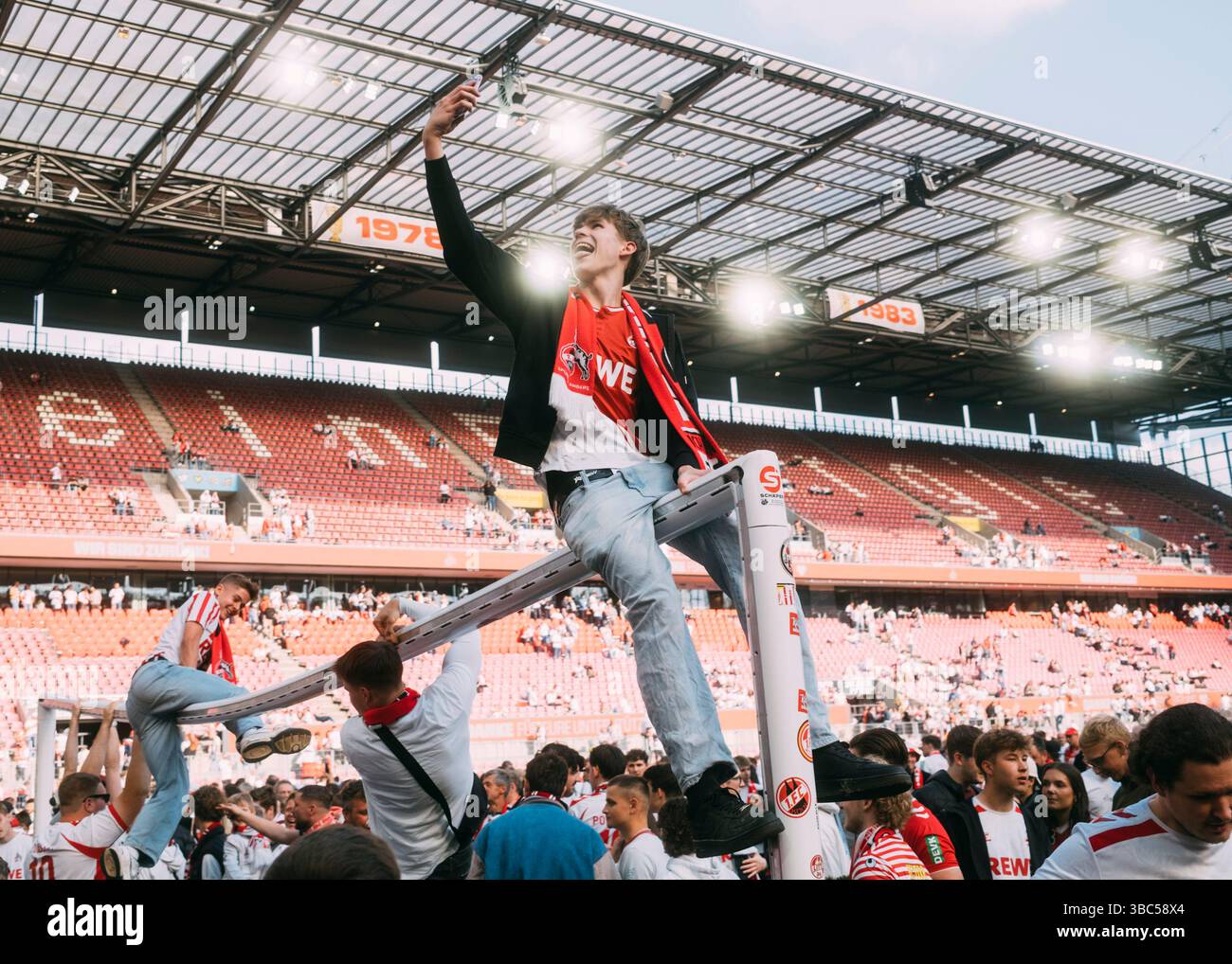Köln, RheinEnergieStadion, 18.05.2025 : les fans de 1.FC Koeln célèbrent la victoire de la coupe après le match 2.Bundesliga 1.FC Köln vs 1.FC Kaiserslautern. Crédit : Mika Volkmann/Alamy Live News Banque D'Images