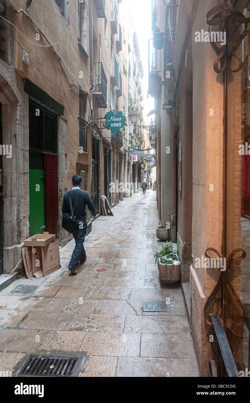 Un homme marche dans le quartier gothique de Barcelone en Espagne Banque D'Images