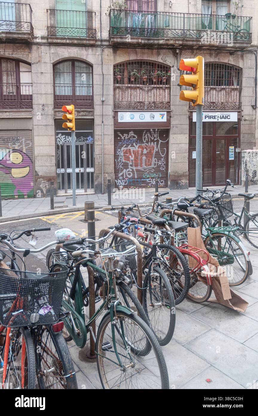 Vélos garés dans une rue à Barcelone Espagne Banque D'Images