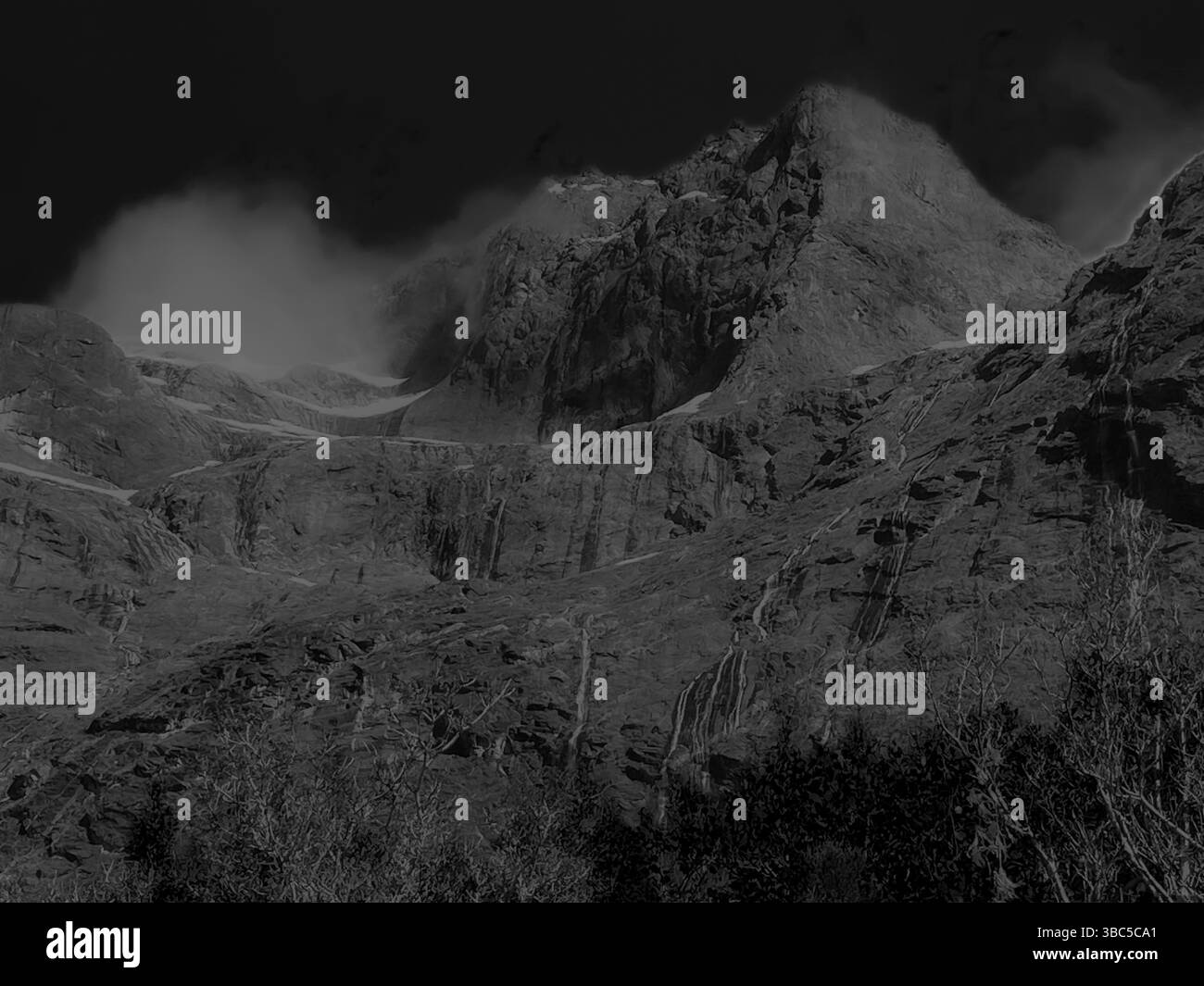 Vues en noir et blanc à travers les fjords de Milford Sound à Spring, île du Sud d'Aotearoa Nouvelle-Zélande Banque D'Images