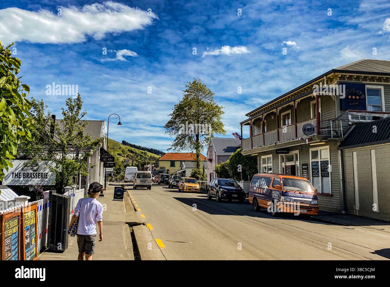 La belle ville française d'Akaroa sur la côte est de l'île du Sud, en Nouvelle-Zélande avec des maisons historiques en planches météo et des touches rustiques intéressantes Banque D'Images