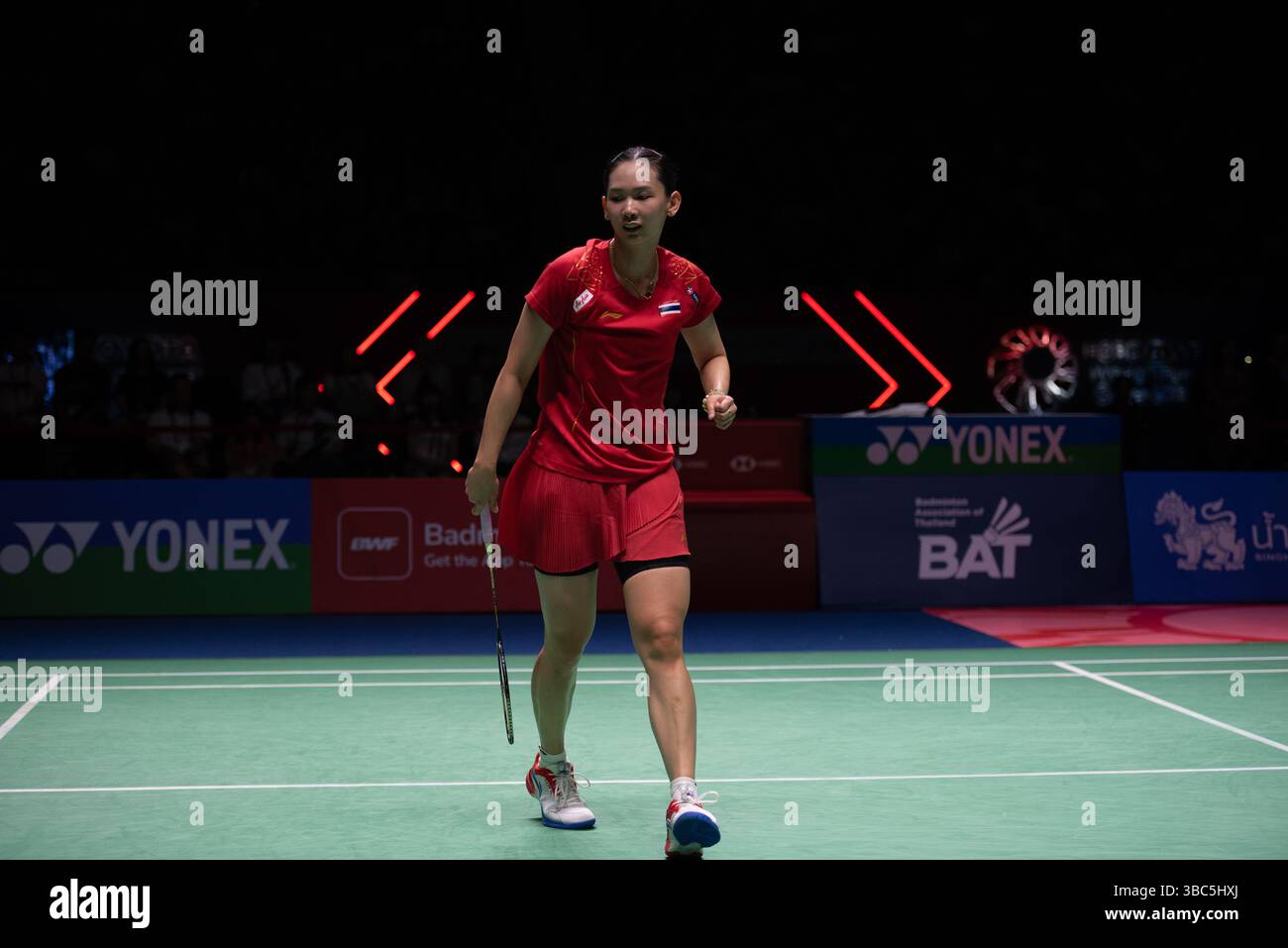 Pornpawee CHOCHUWONG, de Thaïlande, participe au match de finale en simple féminin contre CHEN Yu Fei, de Chine, lors du TOYOTA Thailand Open 2025. HSBC BWF World Tour Super 500 au stade Nimibutr le 18 mai 2025 à Bangkok, Thaïlande. (Photo de Teera Noisakran/Sipa USA) crédit : Sipa USA/Alamy Live News Banque D'Images