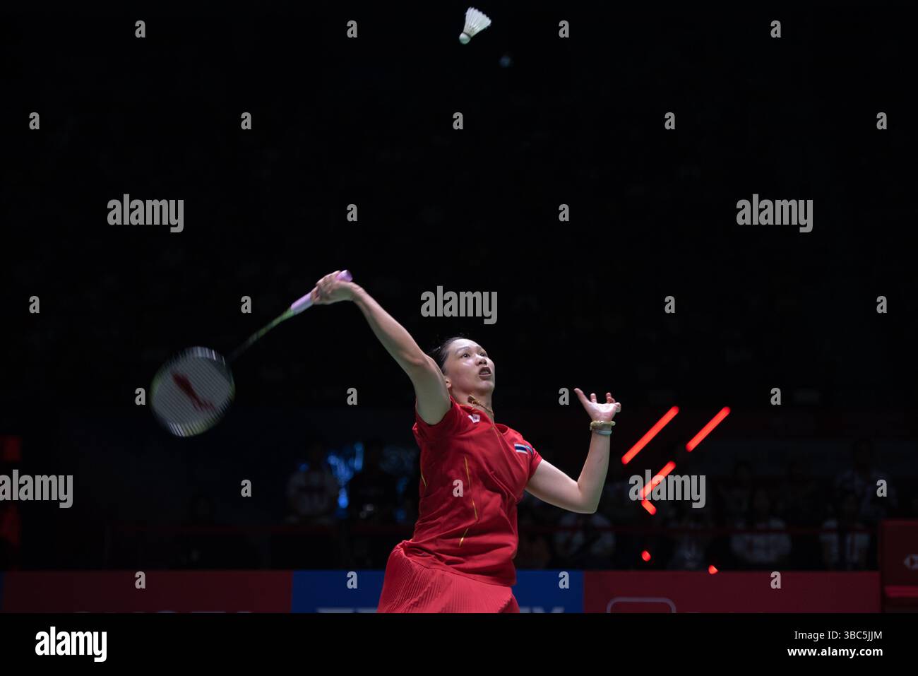 Pornpawee CHOCHUWONG, de Thaïlande, participe au match de finale en simple féminin contre CHEN Yu Fei, de Chine, lors du TOYOTA Thailand Open 2025. HSBC BWF World Tour Super 500 au stade Nimibutr le 18 mai 2025 à Bangkok, Thaïlande. (Photo de Teera Noisakran/Sipa USA) crédit : Sipa USA/Alamy Live News Banque D'Images