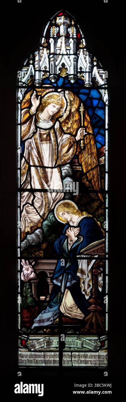 Annonciation vitrail, présenté Michael the Archange Church, Rushall, West Midlands, England, UK Banque D'Images
